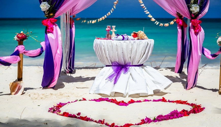 Для проведения свадебной церемонии в Доминикане красиво украшается пляж.